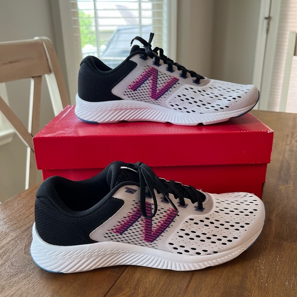 New Balance Shoes - NWT New Balance Sneakers - Size 9.5